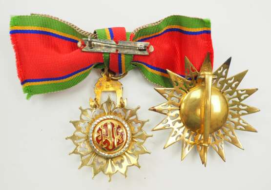 Thailand: Der sehr hohe Orden des Weißen Elefanten 5. Modell (seit 1941), 2. Klasse Satz - für Damen. - фото 2 Thailand: Der sehr hohe Orden des Weißen Elefanten 5. Modell (seit 1941), 2. Klasse Satz - für Damen. - фото 2