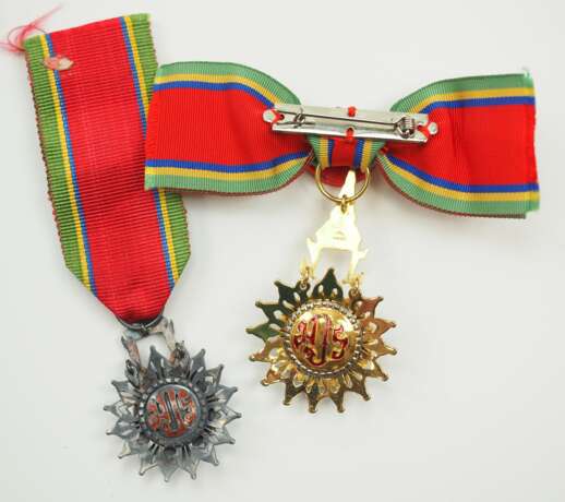 Thailand: Der sehr hohe Orden des Weißen Elefanten 5. Modell (seit 1941), 4. Klasse - für Damen und Herren. - photo 2 Thailand: Der sehr hohe Orden des Weißen Elefanten 5. Modell (seit 1941), 4. Klasse - für Damen und Herren. - photo 2