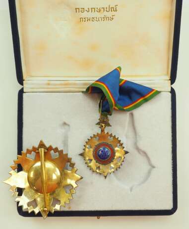 Thailand: Der sehr vornehme Orden der Krone von Thailand, 4. Modell (seit 1941), 2. Klasse Satz, im Etui. - фото 2 Thailand: Der sehr vornehme Orden der Krone von Thailand, 4. Modell (seit 1941), 2. Klasse Satz, im Etui. - фото 2