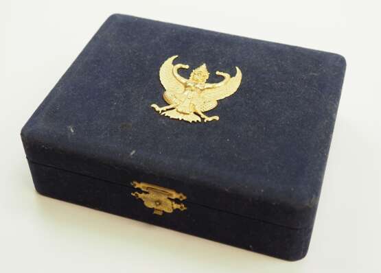 Thailand: Der sehr vornehme Orden der Krone von Thailand, 4. Modell (seit 1941), 2. Klasse Satz, im Etui. - фото 3 Thailand: Der sehr vornehme Orden der Krone von Thailand, 4. Modell (seit 1941), 2. Klasse Satz, im Etui. - фото 3