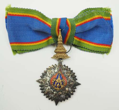 Thailand: Der sehr vornehme Orden der Krone von Thailand, 4. Modell (seit 1941), 3. Klasse - für Damen. - photo 1 Thailand: Der sehr vornehme Orden der Krone von Thailand, 4. Modell (seit 1941), 3. Klasse - für Damen. - photo 1