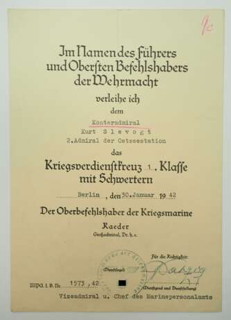 Kriegsverdienstkreuz, 1. Klasse mit Schwertern Urkunde für den Konteradmiral K.S., 2. Admiral der Ostseestation. - Foto 1