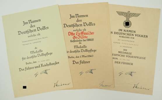 Medaille für Deutsche Volkspflege - 3 Urkunden. - Foto 1 Medaille für Deutsche Volkspflege - 3 Urkunden. - Foto 1