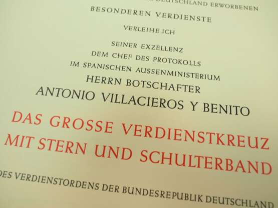 BRD: Bundesverdienstorden Urkunde Großes Verdienstkreuz mit Stern und Schulterband für den Chef des Protokolls im spanischen Außenministerium und Botschafter A.V.y.B. - photo 3