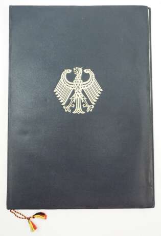 BRD: Bundesverdienstorden Urkunde Großes Verdienstkreuz mit Stern und Schulterband für den Chef des Protokolls im spanischen Außenministerium und Botschafter A.V.y.B. - photo 5