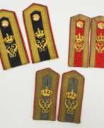 Übersicht. Württemberg: 3 Paar Schulterklappen für einen Offizierstellvertreter im Infanterie-Regiment „König Wilhelm I.“ (6. Württembergisches) Nr. 124.