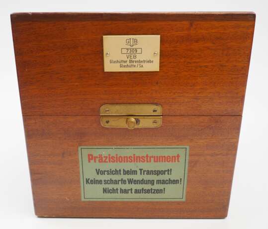 NVA: Marine-Chronometer/ Längenuhr - GUB, VEB Glashütter Uhrenbetriebe Glashütte / Sa. - photo 3 NVA: Marine-Chronometer/ Längenuhr - GUB, VEB Glashütter Uhrenbetriebe Glashütte / Sa. - photo 3