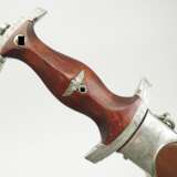 SA: Geschenkdolch mit Eichenlaubverzierung - "Dem Sieger Geländelauf Julius Hafner". - photo 2