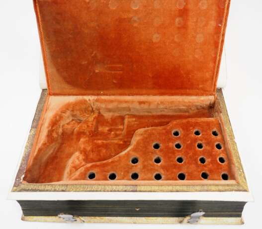 Buch Tresor für einen Revolver - Naamen des Göttlichen Wortes 1735. - фото 1 Buch Tresor für einen Revolver - Naamen des Göttlichen Wortes 1735. - фото 1