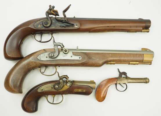 Lot Perkussions- und Steinschlosspistolen - 4 Exemplare. - photo 1 Lot Perkussions- und Steinschlosspistolen - 4 Exemplare. - photo 1