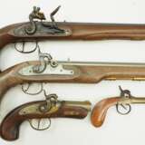Lot Perkussions- und Steinschlosspistolen - 4 Exemplare. - photo 1