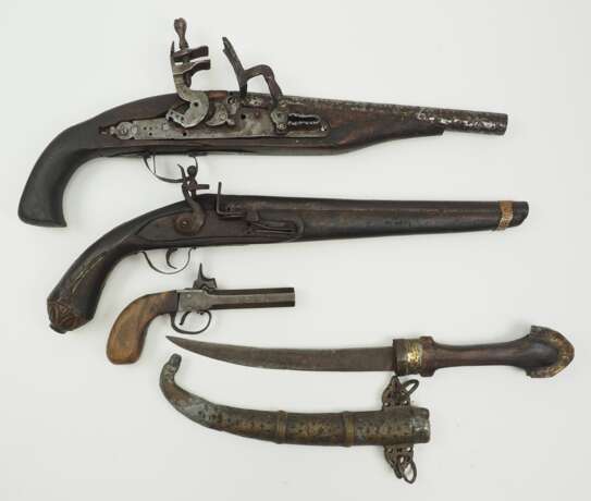 Lot Steinschloss- und Perkussionspistolen - 3 Exemplare. - фото 1 Lot Steinschloss- und Perkussionspistolen - 3 Exemplare. - фото 1