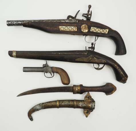 Lot Steinschloss- und Perkussionspistolen - 3 Exemplare. - фото 2 Lot Steinschloss- und Perkussionspistolen - 3 Exemplare. - фото 2