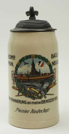 Wehrmacht: Reservistenkrug eines Pionier der 1./ Pionier Bataillon 45 - Neu Ulm. - Foto 1 Wehrmacht: Reservistenkrug eines Pionier der 1./ Pionier Bataillon 45 - Neu Ulm. - Foto 1