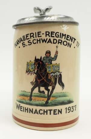 Wehrmacht: Reservistenkrug eines Landwehrmannes der 5. Schwadron Kavallerie-Regiment 17 - Weihnachten 1937. - Foto 1 Wehrmacht: Reservistenkrug eines Landwehrmannes der 5. Schwadron Kavallerie-Regiment 17 - Weihnachten 1937. - Foto 1