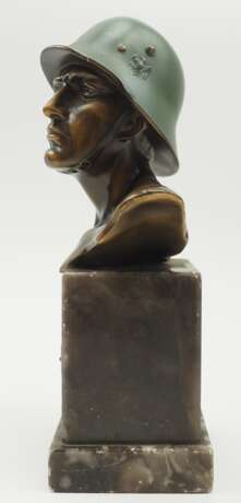 Wehrmacht: Büste eines Soldaten, als Ehrenpreis beim Preissschießen des Haupt-Pferde-Lazarett 5 1942. - photo 3 Wehrmacht: Büste eines Soldaten, als Ehrenpreis beim Preissschießen des Haupt-Pferde-Lazarett 5 1942. - photo 3