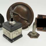 3. Reich: Lot Schreibtischdekorationen und Patriotika. - photo 1