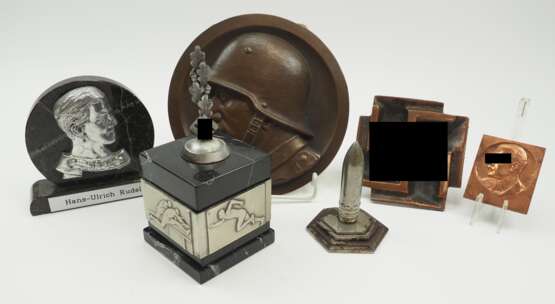 3. Reich: Lot Schreibtischdekorationen und Patriotika. - photo 1 3. Reich: Lot Schreibtischdekorationen und Patriotika. - photo 1