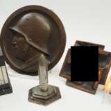 3. Reich: Lot Schreibtischdekorationen und Patriotika. - photo 3