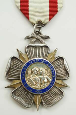 Lippe-Detmold: Orden für Kunst und Wissenschaft, Lippische Rose am Ring, 3. Klasse. - фото 1