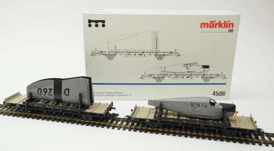 Märklin: HO 4506 2 Flugzeug-Transportwagen mit Flugzeug-Bausatz Junkers F 13. - photo 1