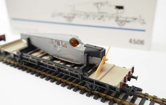 Märklin: HO 4506 2 Flugzeug-Transportwagen mit Flugzeug-Bausatz Junkers F 13. - photo 2