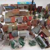 Modelleisenbahn Gebäude und Bäume. - photo 1