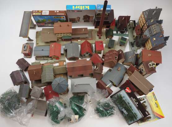 Modelleisenbahn Gebäude und Bäume. - photo 1