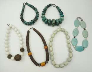 Sechs Halsketten mit großen Steinen.