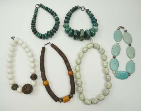 Sechs Halsketten mit großen Steinen. - фото 1 Sechs Halsketten mit großen Steinen. - фото 1