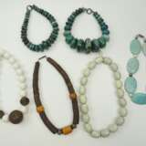 Sechs Halsketten mit großen Steinen. - фото 1