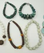 Обзор. Sechs Halsketten mit großen Steinen.