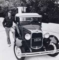 Lichfield, Patrick (1939 - 2005). Rock Hudson mit Ford-Oldtimer. Um 1967 
