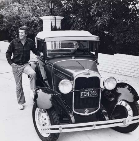 Lichfield, Patrick (1939 - 2005). Rock Hudson mit Ford-Oldtimer. Um 1967 - photo 1