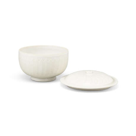 A CARVED DING WHITE-GLAZED ‘LOTUS’ BOWL AND A COVER - photo 2 A CARVED DING WHITE-GLAZED ‘LOTUS’ BOWL AND A COVER - photo 2