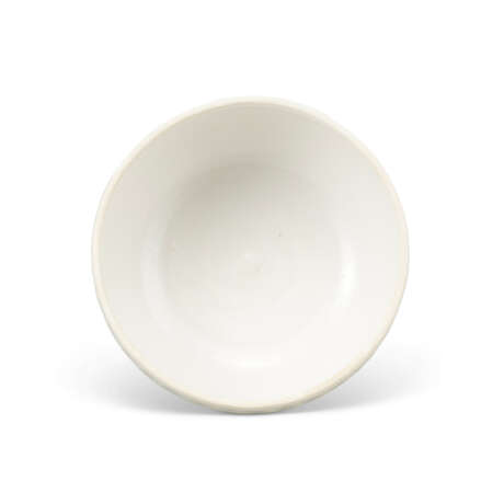 A CARVED DING WHITE-GLAZED ‘LOTUS’ BOWL AND A COVER - photo 4 A CARVED DING WHITE-GLAZED ‘LOTUS’ BOWL AND A COVER - photo 4