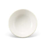 A CARVED DING WHITE-GLAZED ‘LOTUS’ BOWL AND A COVER - photo 4