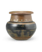 Bols, coupes et saladiers (Articles ménagers, Vaisselle, Vaisselle de table). A GANZHOU STUDDED BLACK-GLAZED JAR