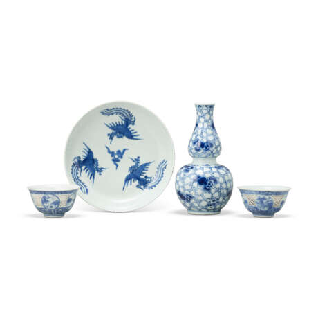 A BLUE AND WHITE DOUBLE-GOURD FORM VASE, A BLUE AND WHITE ‘PHOENIX’ DISH AND A PAIR OF BLUE AND WHITE RETICULATED BOWLS - photo 1