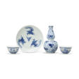 A BLUE AND WHITE DOUBLE-GOURD FORM VASE, A BLUE AND WHITE ‘PHOENIX’ DISH AND A PAIR OF BLUE AND WHITE RETICULATED BOWLS - Auktionspreise