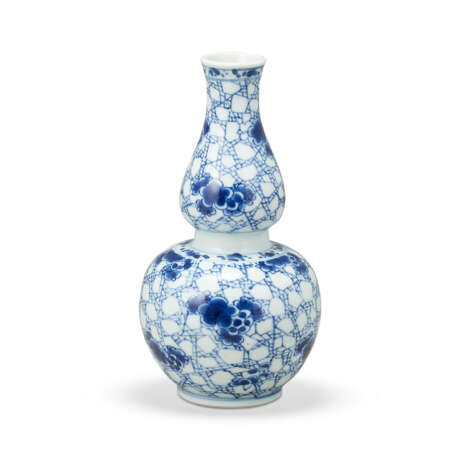 A BLUE AND WHITE DOUBLE-GOURD FORM VASE, A BLUE AND WHITE ‘PHOENIX’ DISH AND A PAIR OF BLUE AND WHITE RETICULATED BOWLS - photo 3