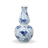 A BLUE AND WHITE DOUBLE-GOURD FORM VASE, A BLUE AND WHITE ‘PHOENIX’ DISH AND A PAIR OF BLUE AND WHITE RETICULATED BOWLS - photo 3