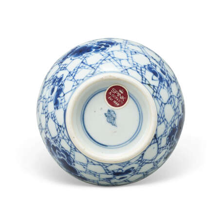 A BLUE AND WHITE DOUBLE-GOURD FORM VASE, A BLUE AND WHITE ‘PHOENIX’ DISH AND A PAIR OF BLUE AND WHITE RETICULATED BOWLS - photo 4