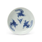 A BLUE AND WHITE DOUBLE-GOURD FORM VASE, A BLUE AND WHITE ‘PHOENIX’ DISH AND A PAIR OF BLUE AND WHITE RETICULATED BOWLS - photo 5