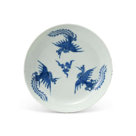 A BLUE AND WHITE DOUBLE-GOURD FORM VASE, A BLUE AND WHITE ‘PHOENIX’ DISH AND A PAIR OF BLUE AND WHITE RETICULATED BOWLS - photo 5