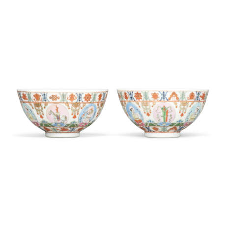 A PAIR OF FAMILLE ROSE 'BARAGON TUMED' BOWLS - photo 1 A PAIR OF FAMILLE ROSE 'BARAGON TUMED' BOWLS - photo 1