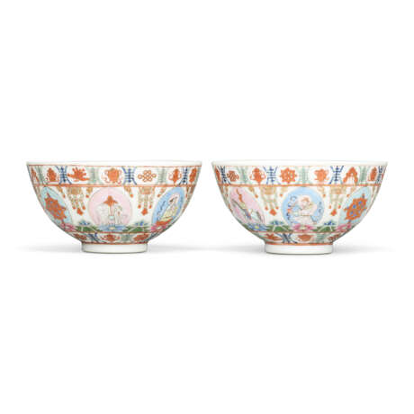 A PAIR OF FAMILLE ROSE 'BARAGON TUMED' BOWLS - photo 2 A PAIR OF FAMILLE ROSE 'BARAGON TUMED' BOWLS - photo 2