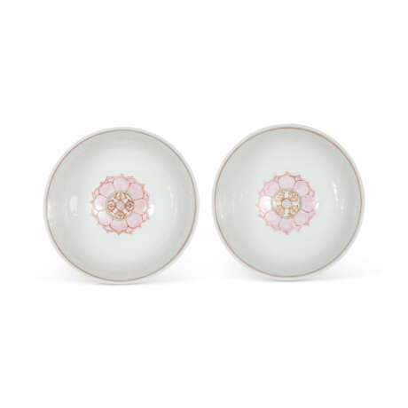 A PAIR OF FAMILLE ROSE 'BARAGON TUMED' BOWLS - photo 4 A PAIR OF FAMILLE ROSE 'BARAGON TUMED' BOWLS - photo 4