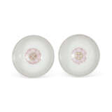 A PAIR OF FAMILLE ROSE 'BARAGON TUMED' BOWLS - photo 4