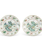 Блюда и подносы (Предметы обихода, Посуда и сервировка стола). A PAIR OF FAMILLE ROSE 'LANDSCAPE' DISHES